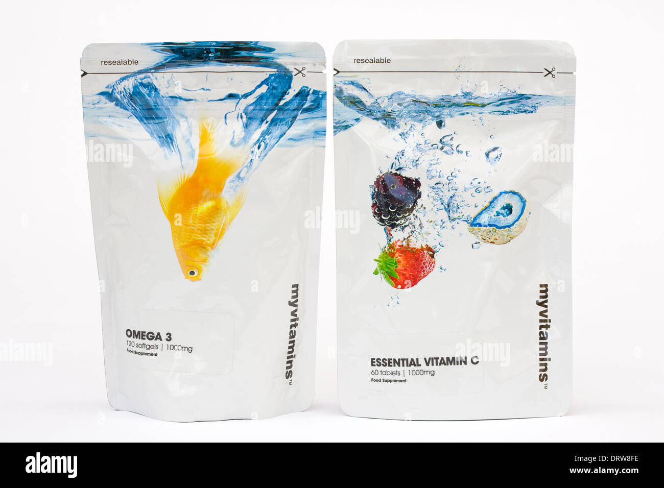 La vitamine C et Oméga 3 sachets sur un fond blanc. Banque D'Images