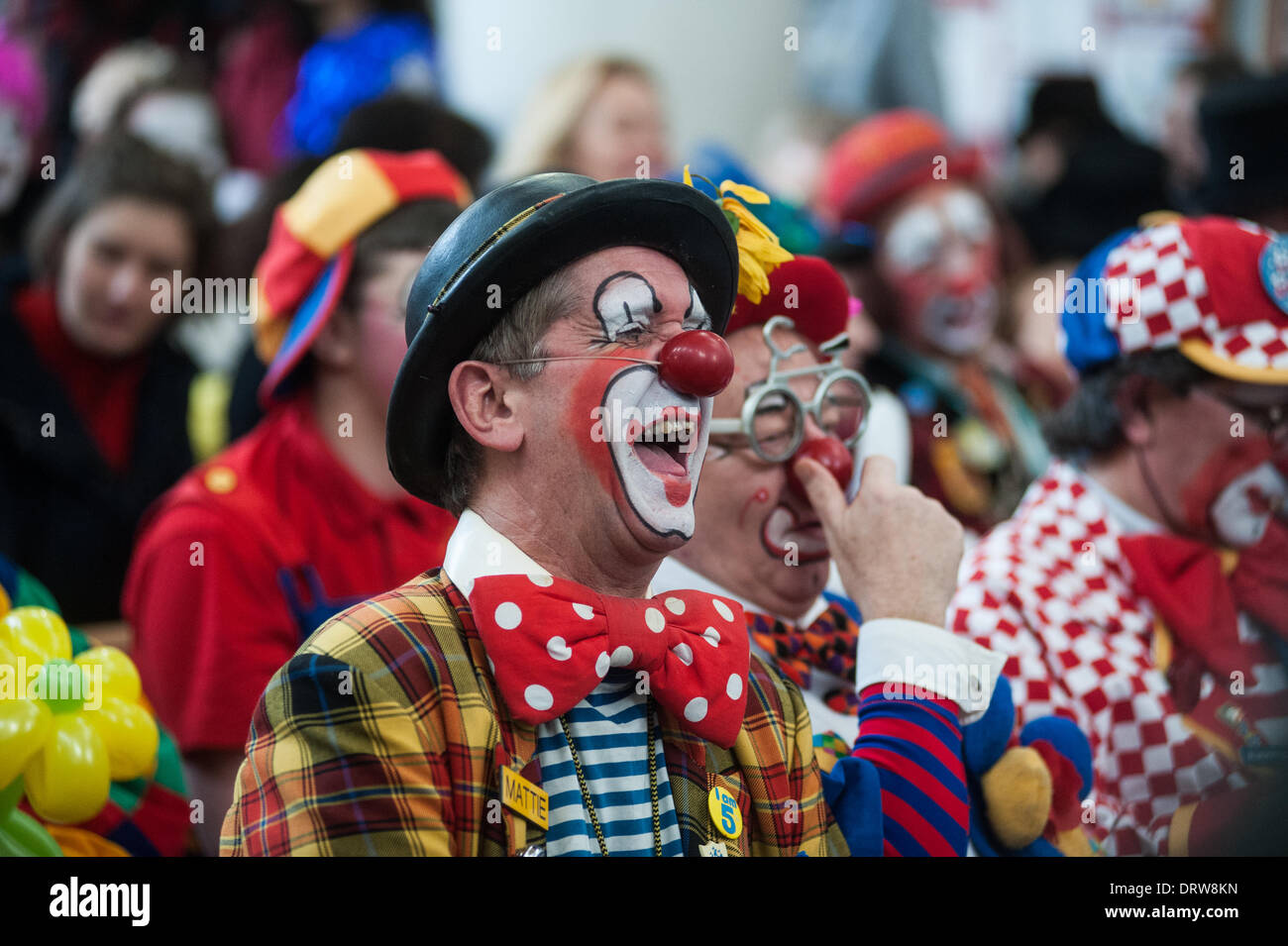 Londres, Royaume-Uni. 2e mai 2014. Clowns se rassemblent à l'église Holy Trinity pour l'assemblée annuelle de l'Église des clowns qui se souvient de la Georgian gagster Joey Grimaldi, inventeur du clown moderne, décédé en 1837. Credit : Piero Cruciatti/Alamy Live News Banque D'Images