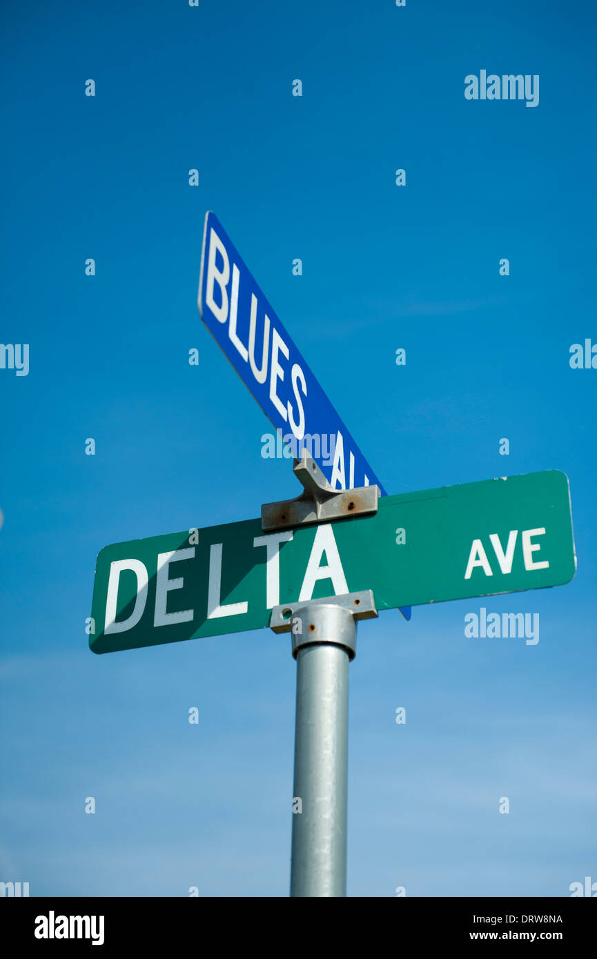USA Mississippi MS Miss Clarksdale street road sign panneaux pour le delta blues et crossroads Banque D'Images