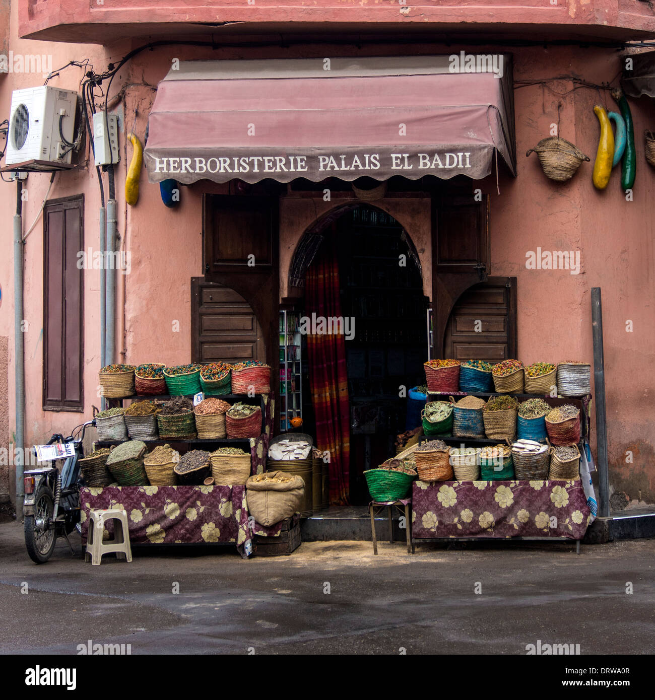 MARRAKECH, MAROC - 22 JANVIER 2014 : vue extérieure de la petite boutique d'épices de la rue dans le marché du Souk Banque D'Images