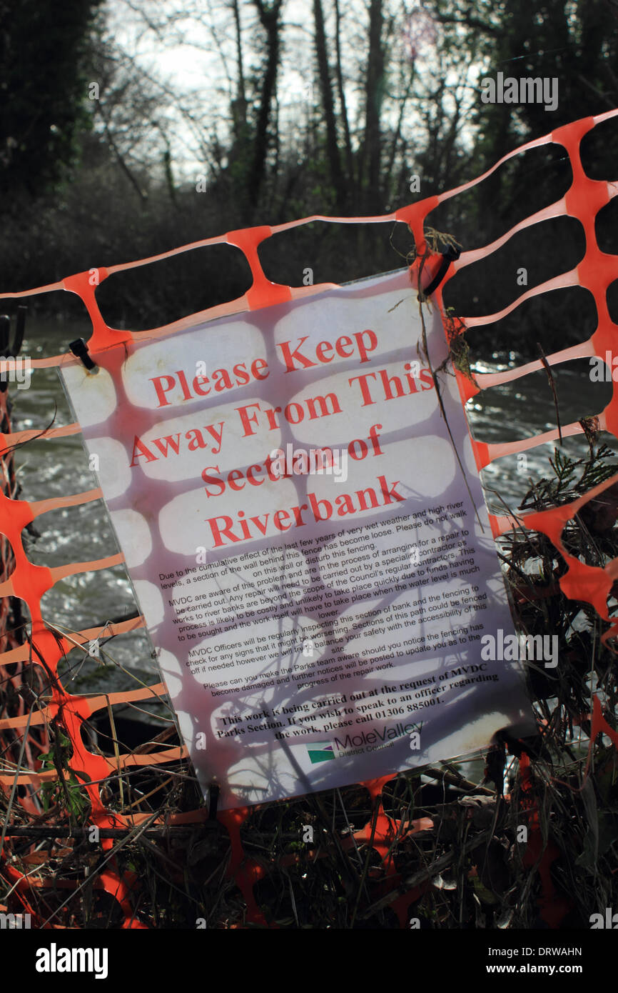 Leatherhead, Surrey, Angleterre, Royaume-Uni. 2 février 2014. Après les niveaux exceptionnels de l'eau de pluie à travers le Royaume-Uni, la rivière Mole a éclaté ses banques dans de nombreux endroits à Surrey, et est très rapide et dangereux. Ici, à Leatherhead un signe posté par mole Valley District Conseil prévient "s'il vous plaît garder à l'écart de cette section de rivière". Credit : Julia Gavin/Alamy Live News Banque D'Images