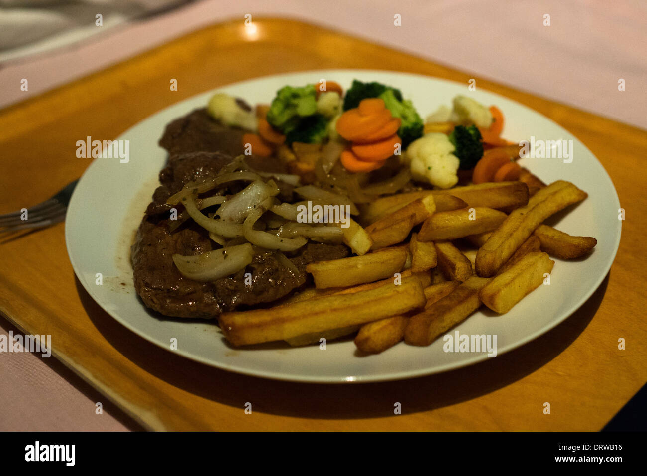 Pommes de terre frites plateau plaque steak viande Légumes Banque D'Images