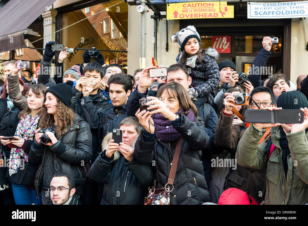 Charing Cross Road, London, UK. 2 février 2014. Les membres du public de photographier le défilé du Nouvel An chinois. Credit : Gordon 1928/Alamy Live News Banque D'Images