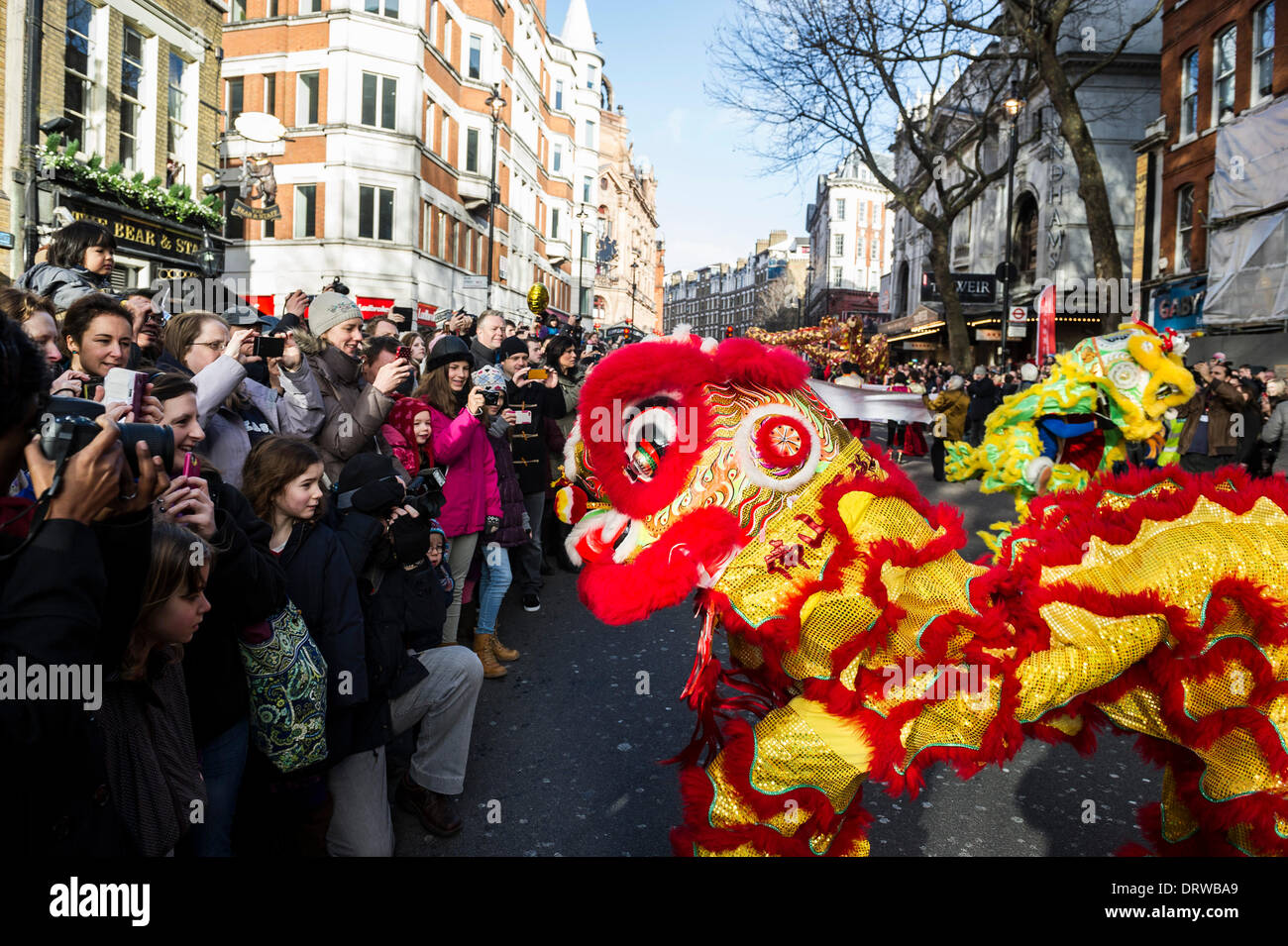 Charing Cross Road, London, UK. 2 février 2014. Un lion chinois traditionnels divertit les foules dans le cadre de la nouvelle année chinoise, l'année du cheval. Credit : Gordon 1928/Alamy Live News Banque D'Images