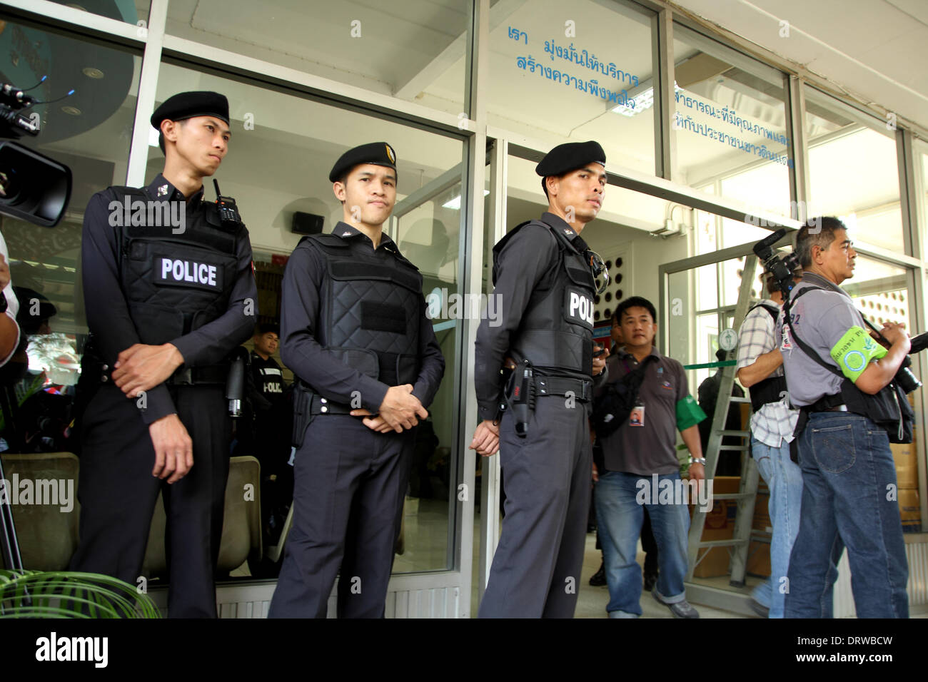 Bangkok, Thaïlande. 2 février 2014. Les agents de police thaïlandais en sécurité à Din Daeng à Bangkok de vote après qu'il a été arrêté. Les électeurs se sont rendus aux urnes dans 89  % des 375 circonscriptions, à l'échelle nationale, à une élection marquée par un boycott de l'opposition et les efforts déployés par les manifestants pour bloquer le processus. Les élections anticipées le 02 février est également confronté à une vive opposition de. Crédit : John Vincent/Alamy Live News Banque D'Images