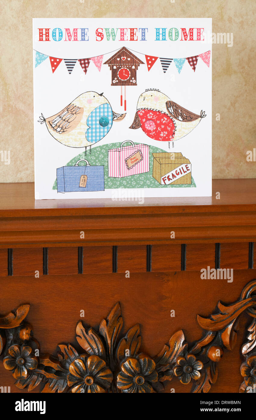 Home sweet home carte sur la cheminée dans le salon Banque D'Images