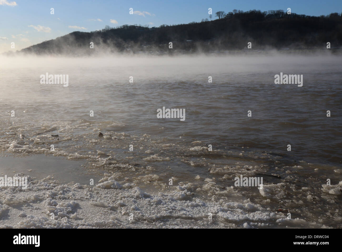 Trois états de l'eau, congelé, ice, solide, liquide, vapeur brouillard rivière Ohio Cincinnati Banque D'Images