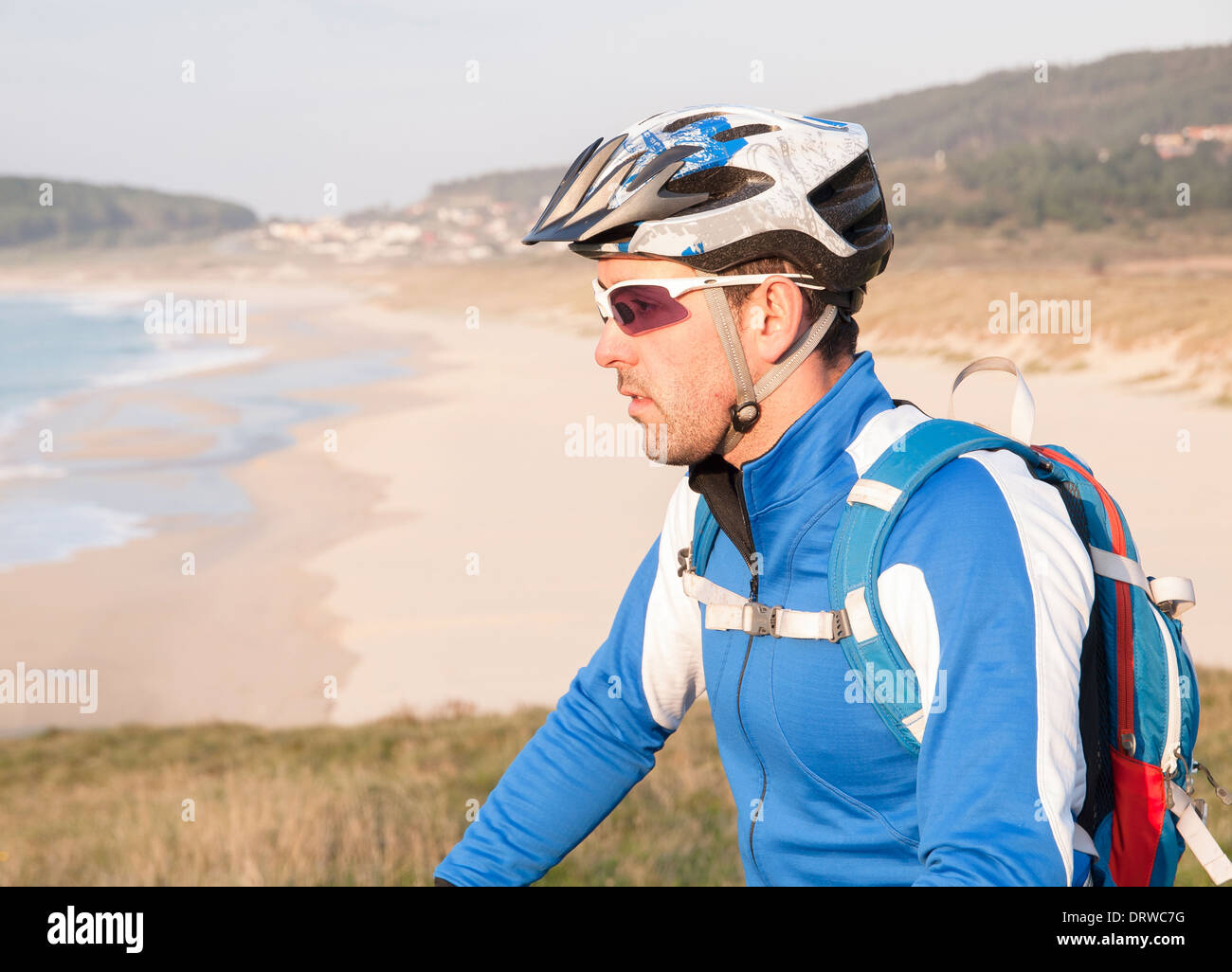Cycliste de nature à côté. L'homme est dehors et il y a une plage à l'arrière-plan Banque D'Images