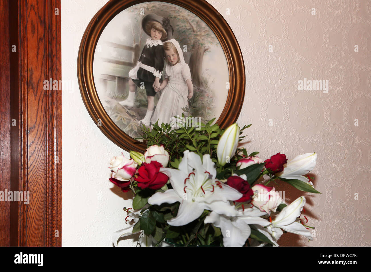 Bouquet de fleurs - Roses blanches et rouges et Lillies en face de la Peinture Banque D'Images
