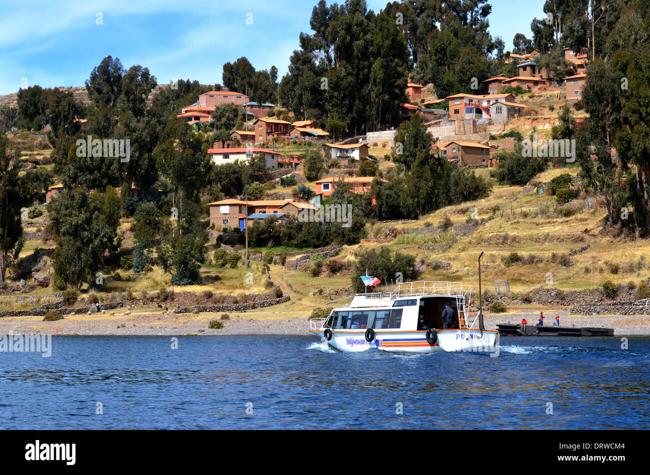 AMANTANI, Puno, PÉROU - 6 août : un bateau de tourisme arrive en Île Amantani le 6 août 2013. Banque D'Images