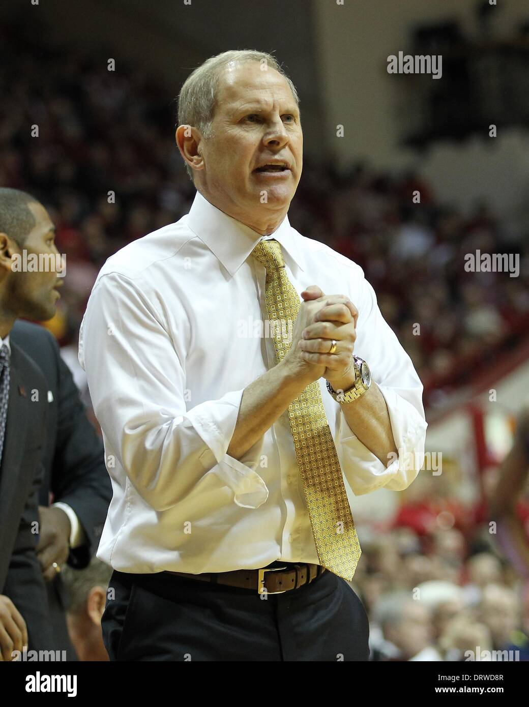 Bloomington, Indiana, USA. 2e Mar, 2014. Février 02, 2014 : le Michigan Wolverines entraîneur-chef John Beilein réagit au cours de la première moitié contre l'Indiana Hoosiers au Hall d'assemblage à Bloomington, Indiana. Image Crédit : Pat Lovell/Cal Sport Media/Alamy Live News Banque D'Images