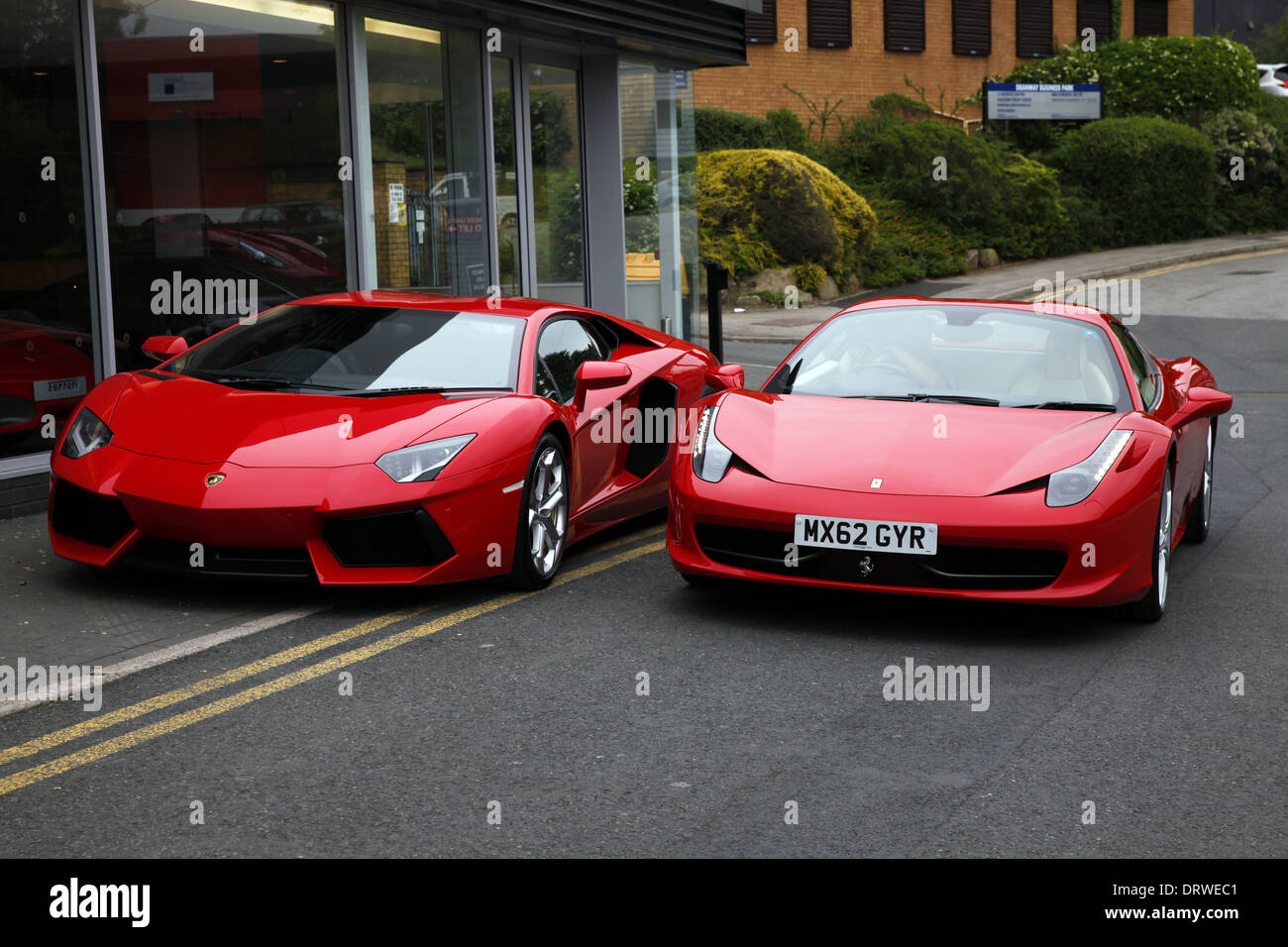 LAMBORGHINI AVENTADOR ROUGE & FERRARI 458 ITALIA VOITURE WILMSLOW ANGLETERRE 20 Juin 2013 Banque D'Images