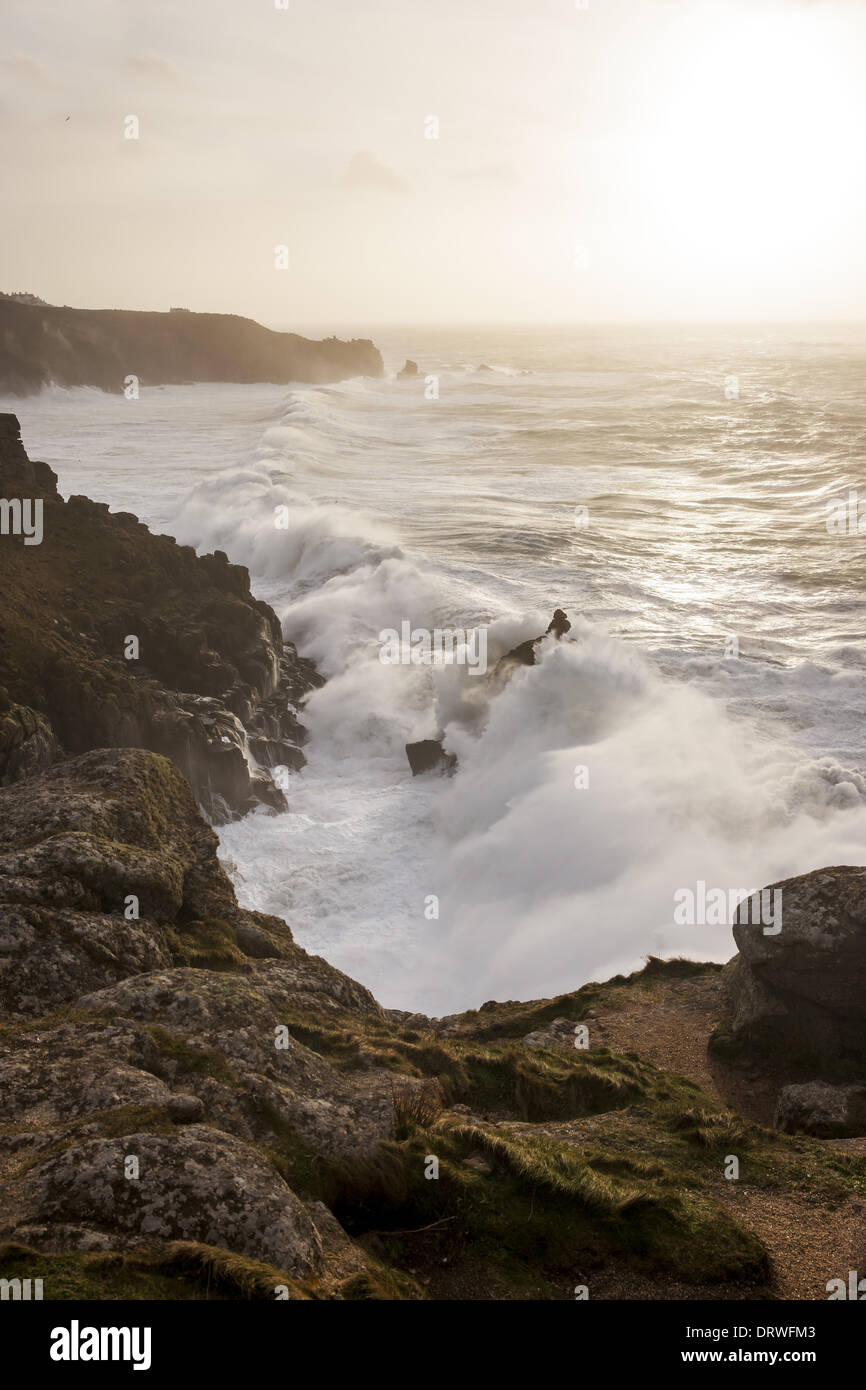 South West Coast Path, Lands End, au Royaume-Uni. 1er février, 2014. La pâte dans les vagues à la côte à Lands End, Cornwall. Credit : Barry Bateman/Alamy Live News Banque D'Images