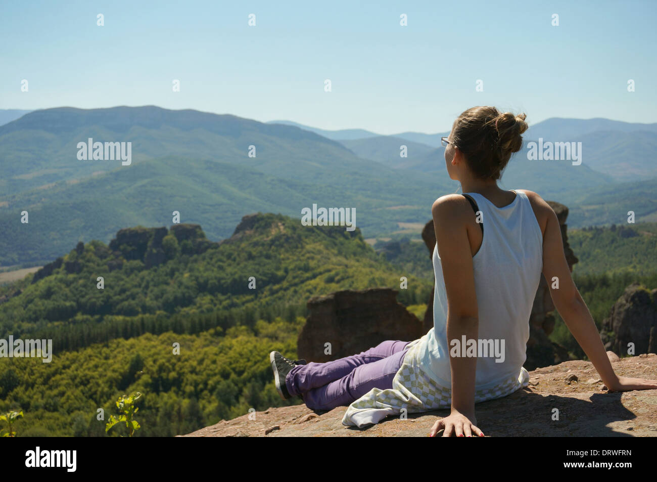 Une fille à regarder le magnifique paysage de rêve, de plateau Belogradchik Banque D'Images