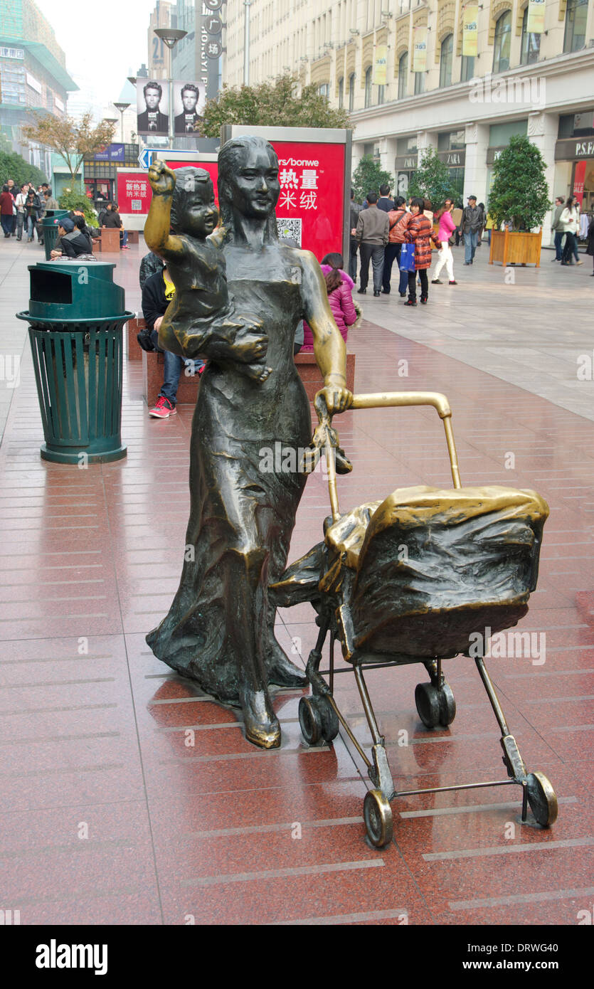 Statue en bronze d'une femme avec enfant. Nanjing Road Banque D'Images