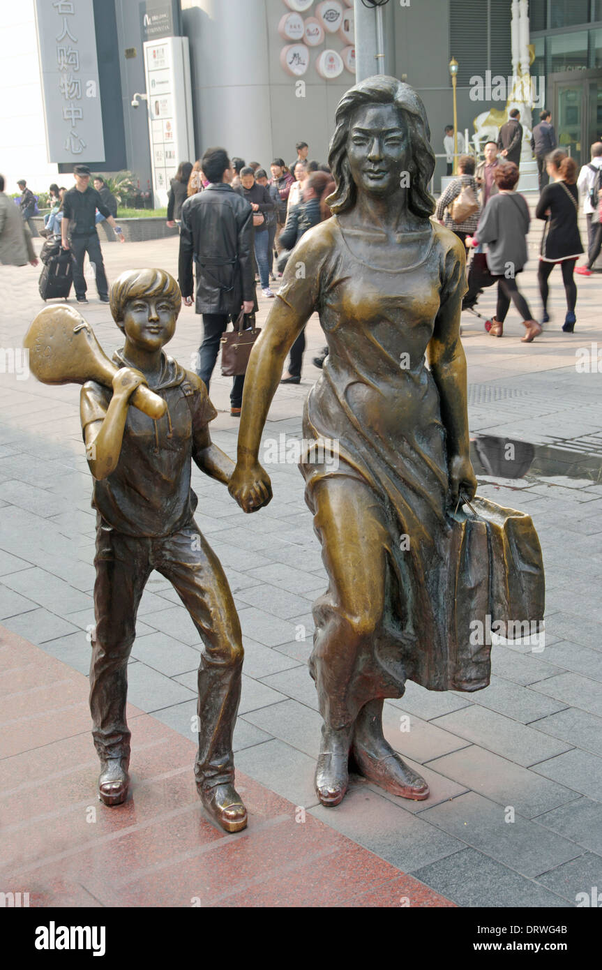 Statue en bronze d'une femme avec enfant. Je Nanjing Road Banque D'Images