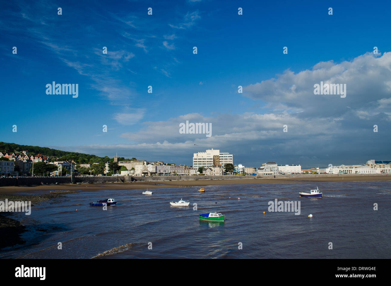 Weston-super-Mare dans l'été, avec la mer bleue et des bateaux par le front de mer Banque D'Images