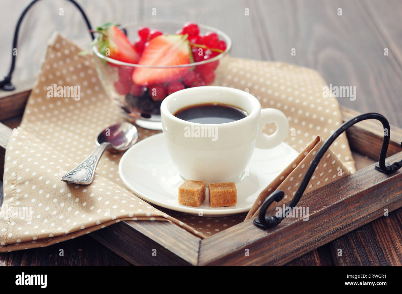 Tasse de café avec les baies fraîches sur vintage plateau en bois libre Banque D'Images