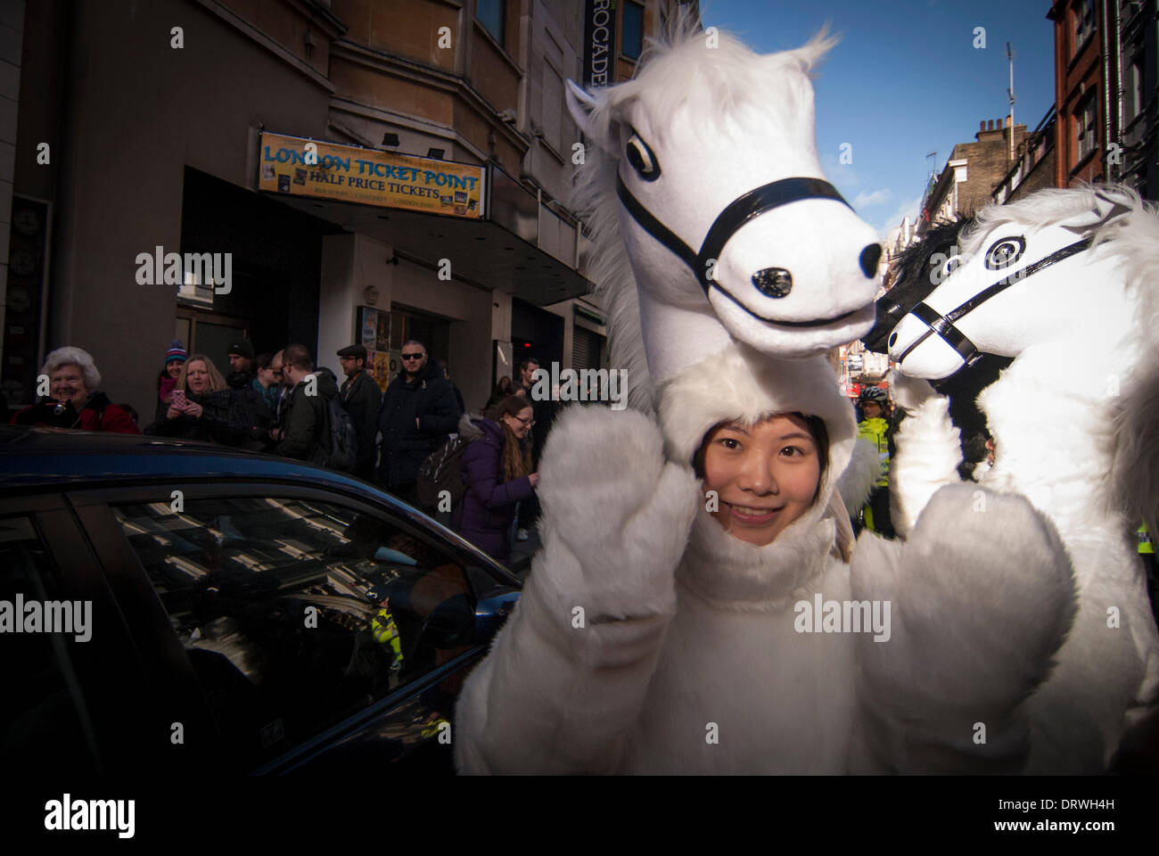 Chinatown, Londres, Royaume-Uni. 2 février 2014. Une fille habillé comme un cheval prend part à la parade dans le quartier chinois pour célébrer l'année de l'Horse Crédit : Stephen Chung/Alamy Live News Banque D'Images