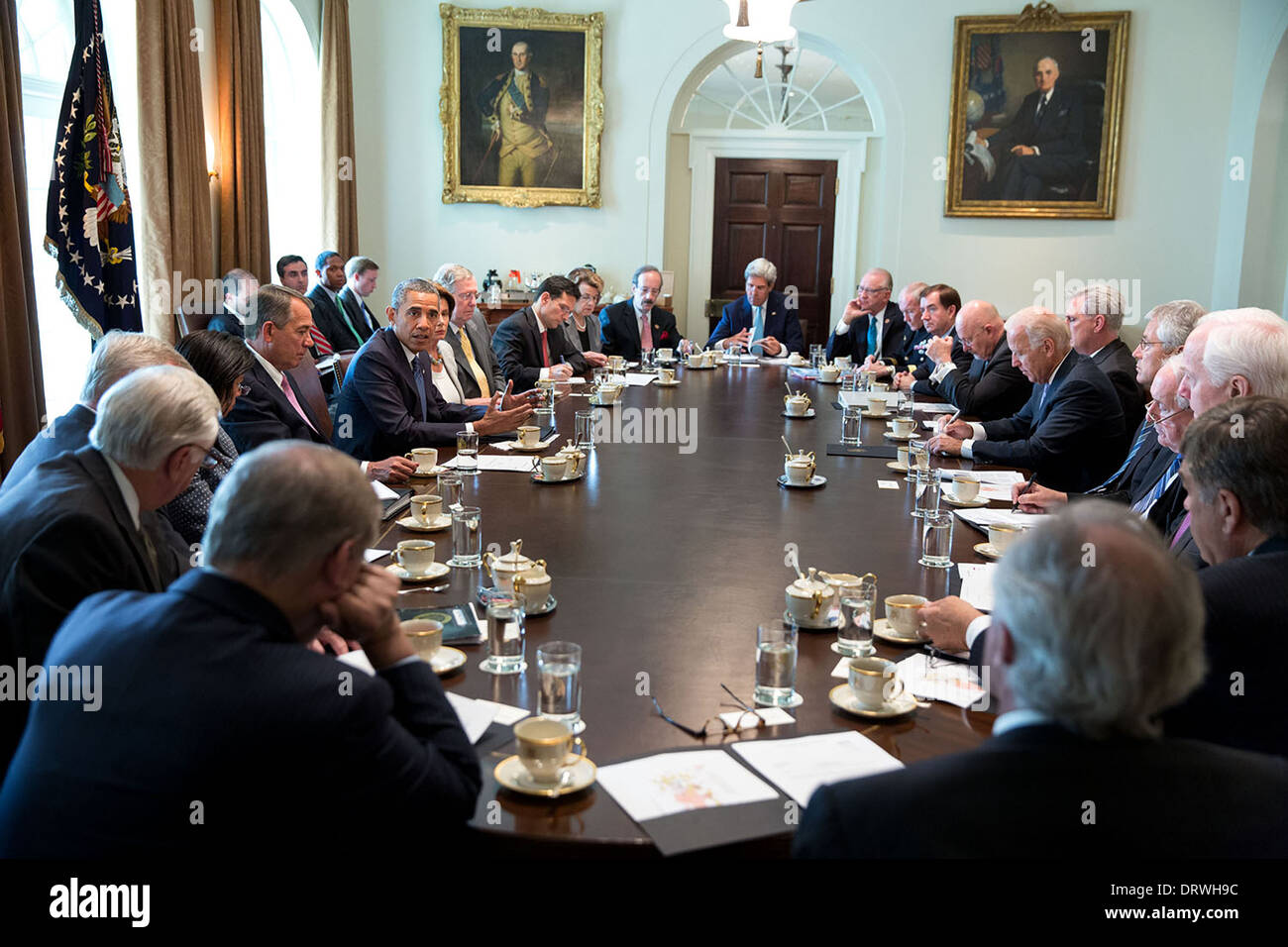 Le président américain Barack Obama rencontre des membres du Congrès pour discuter de la Syrie dans la salle du Cabinet de la Maison Blanche le 3 septembre 2013 à Washington, DC. Banque D'Images