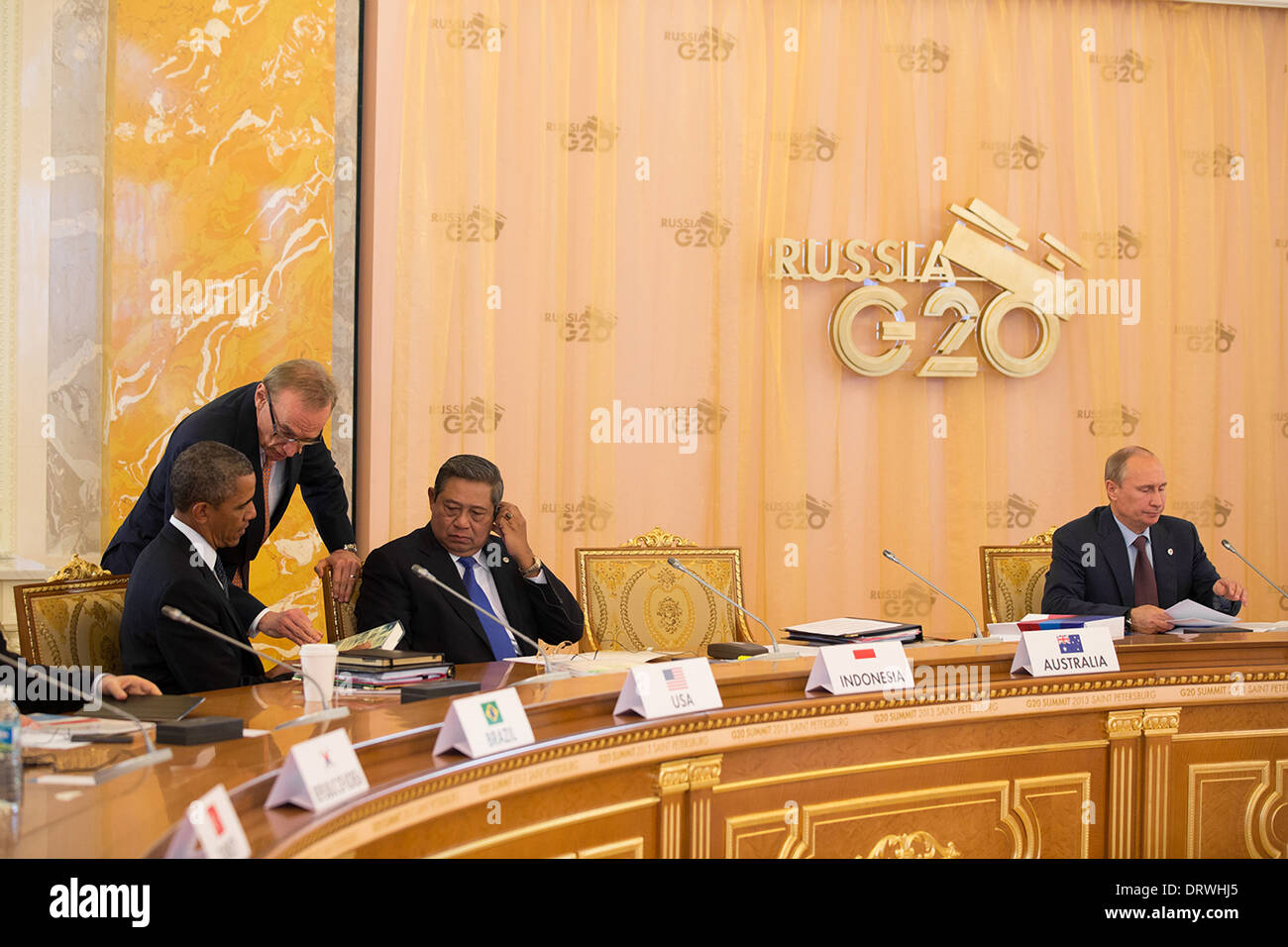 Le président américain Barack Obama parle avec Bob Carr, Ministre des affaires étrangères de l'Australie, comme le président Vladimir Poutine s'ouvre un après-midi session plénière au Lac Palace pendant le Sommet du G20 6 septembre 2013 à Saint-Pétersbourg, en Russie. Banque D'Images