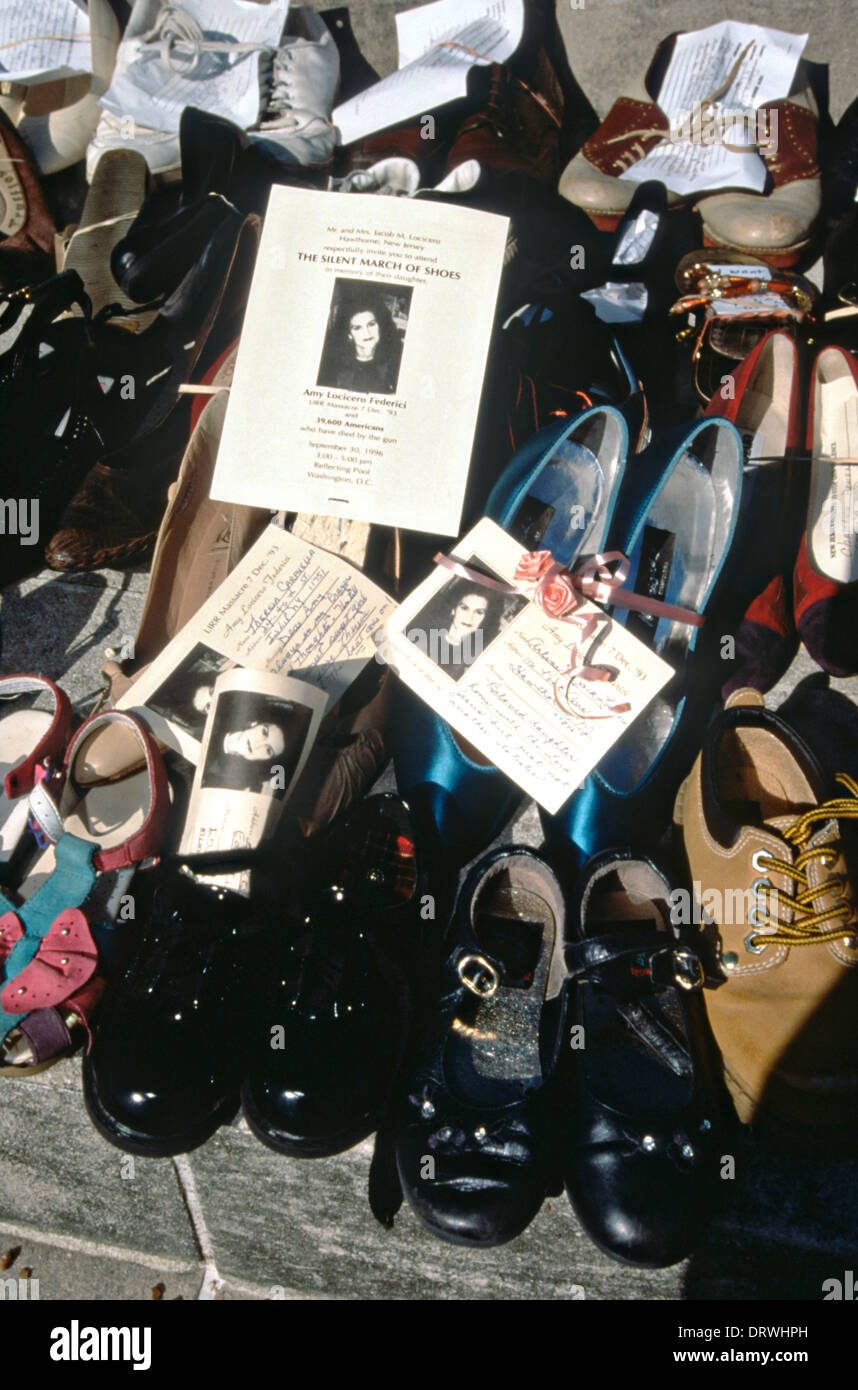 Les chaussures des victimes de crimes armés sont alignées sur les marches du Capitole des États-Unis pour protester contre la violence armée lors de la marche silencieuse sur Capitole, le 1 octobre 1996 à Washington, DC Banque D'Images