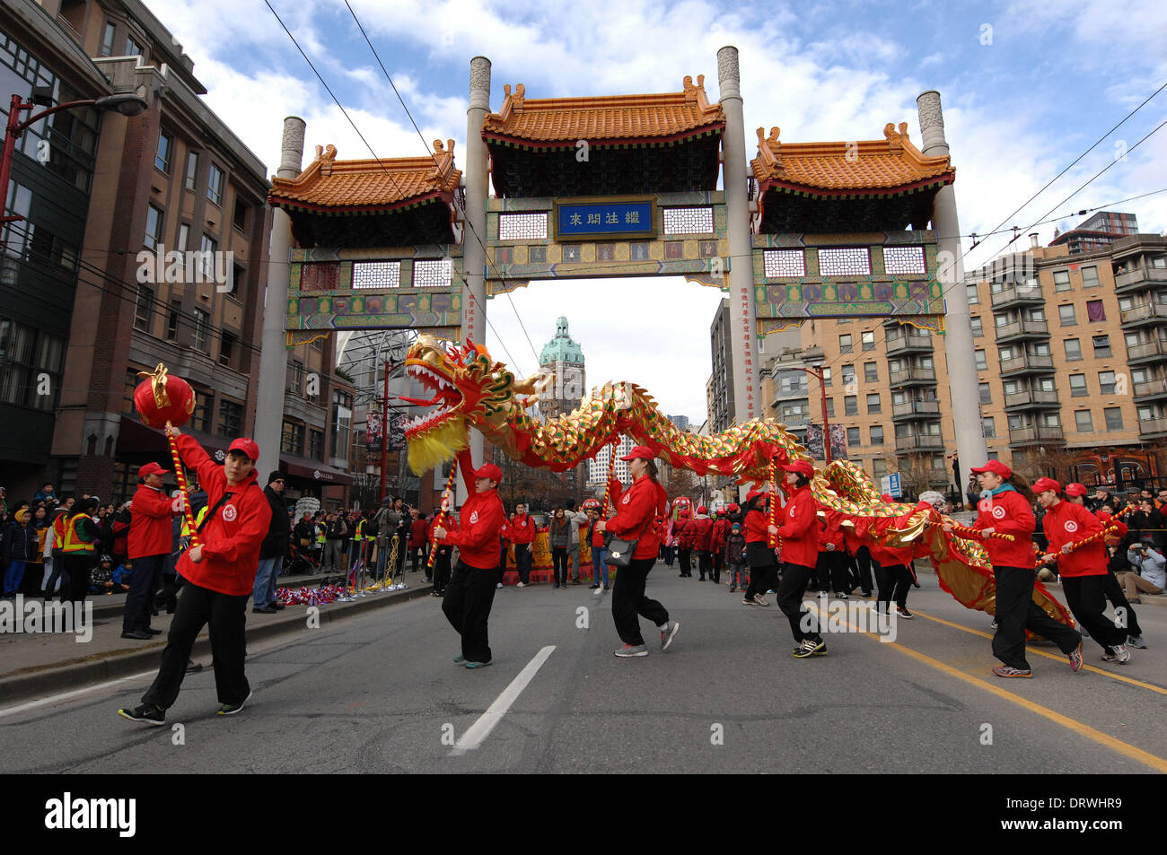 Vancouver, Canada. 2e Mar, 2014. Danseurs Dragon prendre part à une nouvelle année lunaire du défilé de chevaux et de fête dans le quartier chinois de Vancouver, Canada, 10 févr., 2014 2. La grande parade est l'un des plus importants en Amérique du Nord, attire plus de 80 000 personnes dans les rues de Chinatown. Source : Xinhua/Alamy Live News Banque D'Images