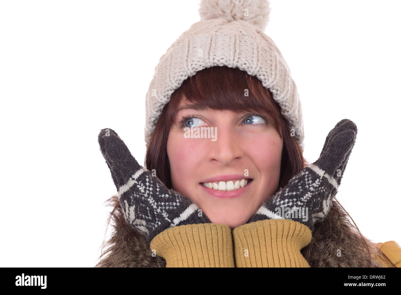 Portrait d'une femme heureuse en hiver avec des gants et des PAC, isolé sur fond blanc Banque D'Images