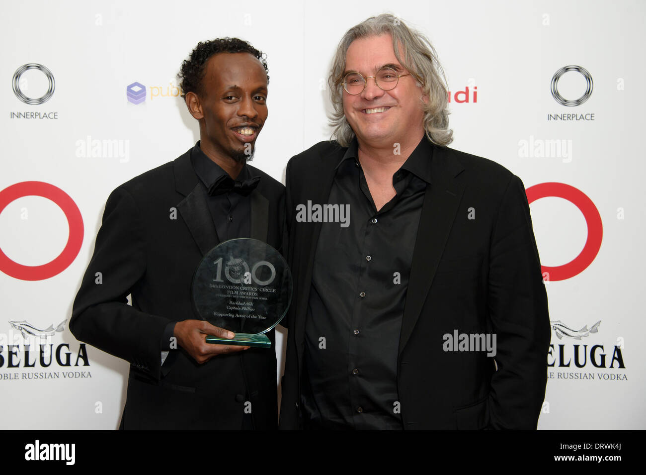 Barkhad Abdi et réalisateur Paul Greengrass avec son prix pour l'acteur de soutien de l'année du London Critics Circle Awards. Banque D'Images