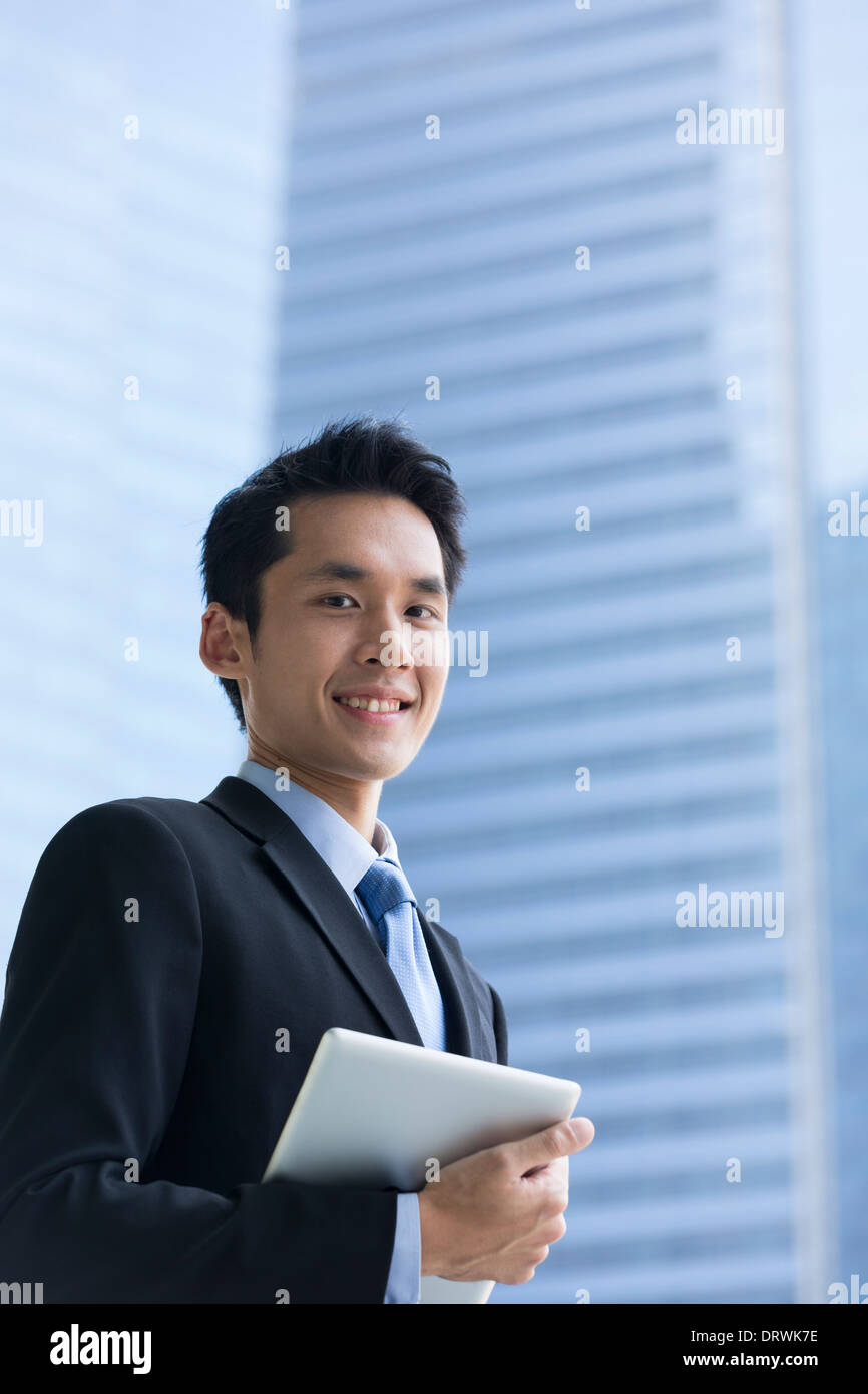 L'homme d'affaires chinois dans la ville asiatique moderne. Banque D'Images