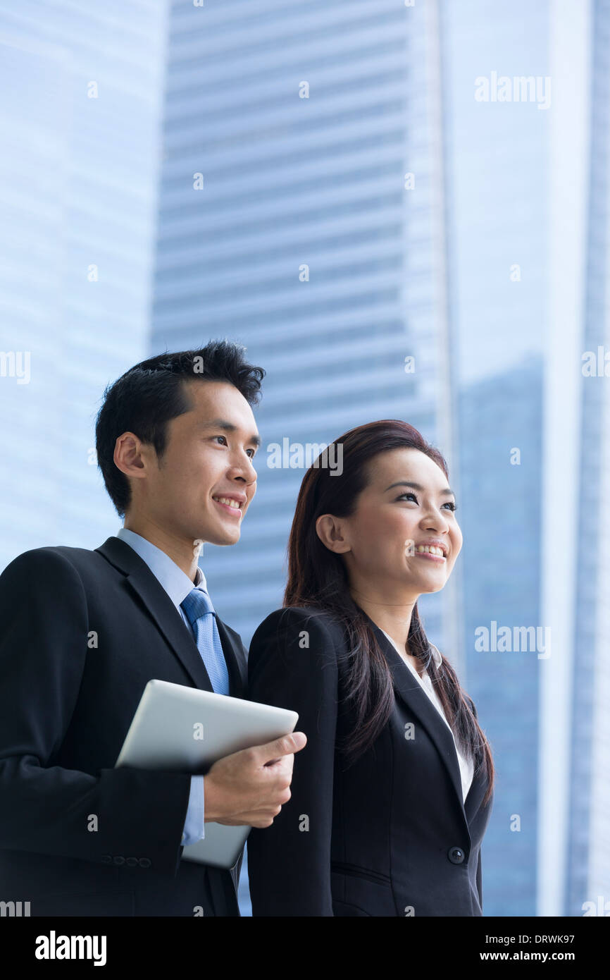 Portrait de l'homme et de la femme d'affaires chinois dans un milieu urbain moderne. Banque D'Images