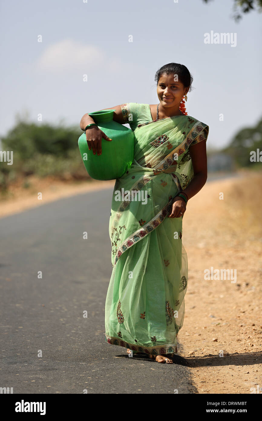 Femme indienne portant de l'eau bols Inde du Sud Banque D'Images