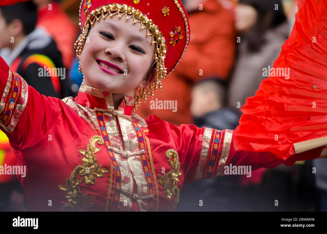 VANCOUVER, BC, CANADA, Chinatown - le 2 février 2014. Une jeune femme effectue en costume traditionnel coloré dans le cadre de la Parade du Nouvel An chinois dans Chinatown, Vancouver. Cette année, le festival a accueilli l'année du cheval. Crédit : Maria Janicki/Alamy. Banque D'Images