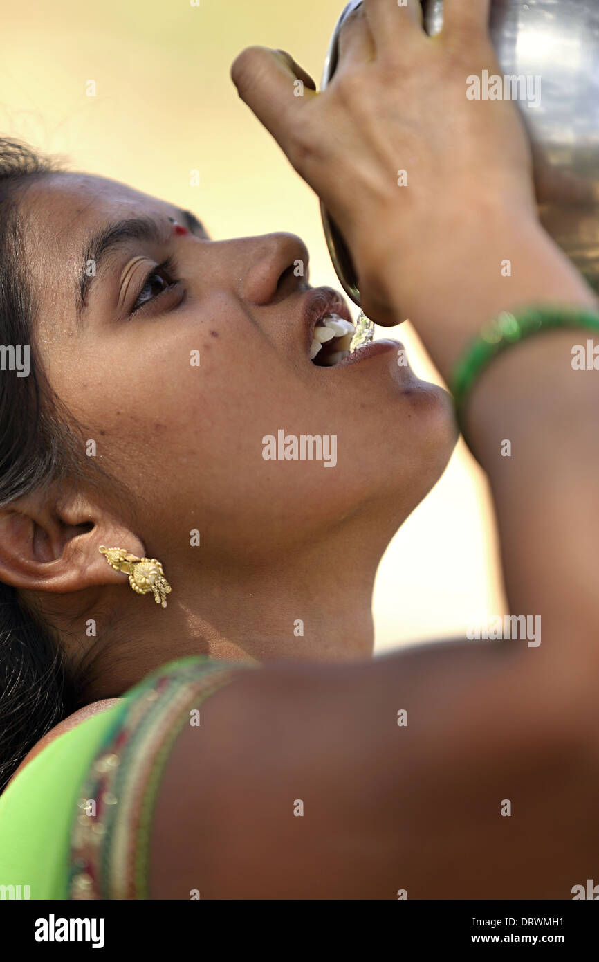 Femme indienne Inde du sud de l'eau potable Banque D'Images
