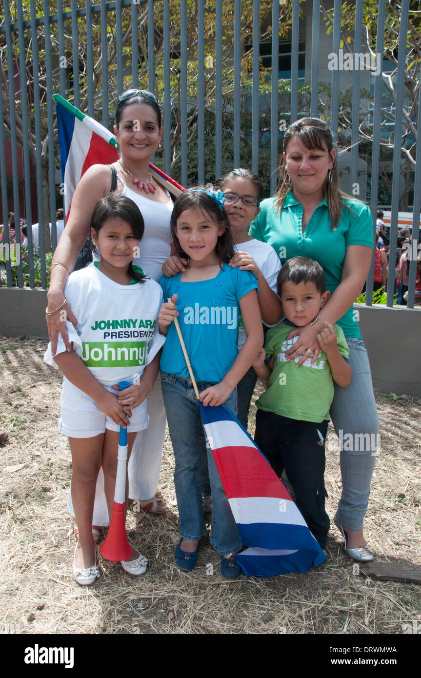 San Jose, Costa Rica. 09Th Feb 2014. Le dimanche 1er février 2014, des centaines de personnes attendaient patiemment dans la banlieue de San José de Santa Ana. Les adultes étaient là pour accompagner leurs enfants qui ont été l'exercice de leur droit de vote symbolique pour choisir le nouveau président du Costa Rica. Le nouveau chef va remplacer Laura Chinchilla qui a conduit cette nation latino-américaine depuis 2010. Voix de l'enfant remonte à 1978 et est un excellent exemple de Costa Rica est désir d'être un chef de file dans la démocratie et les droits de l'homme dans cette partie du monde. Credit : Megapress/Alamy Live News Banque D'Images