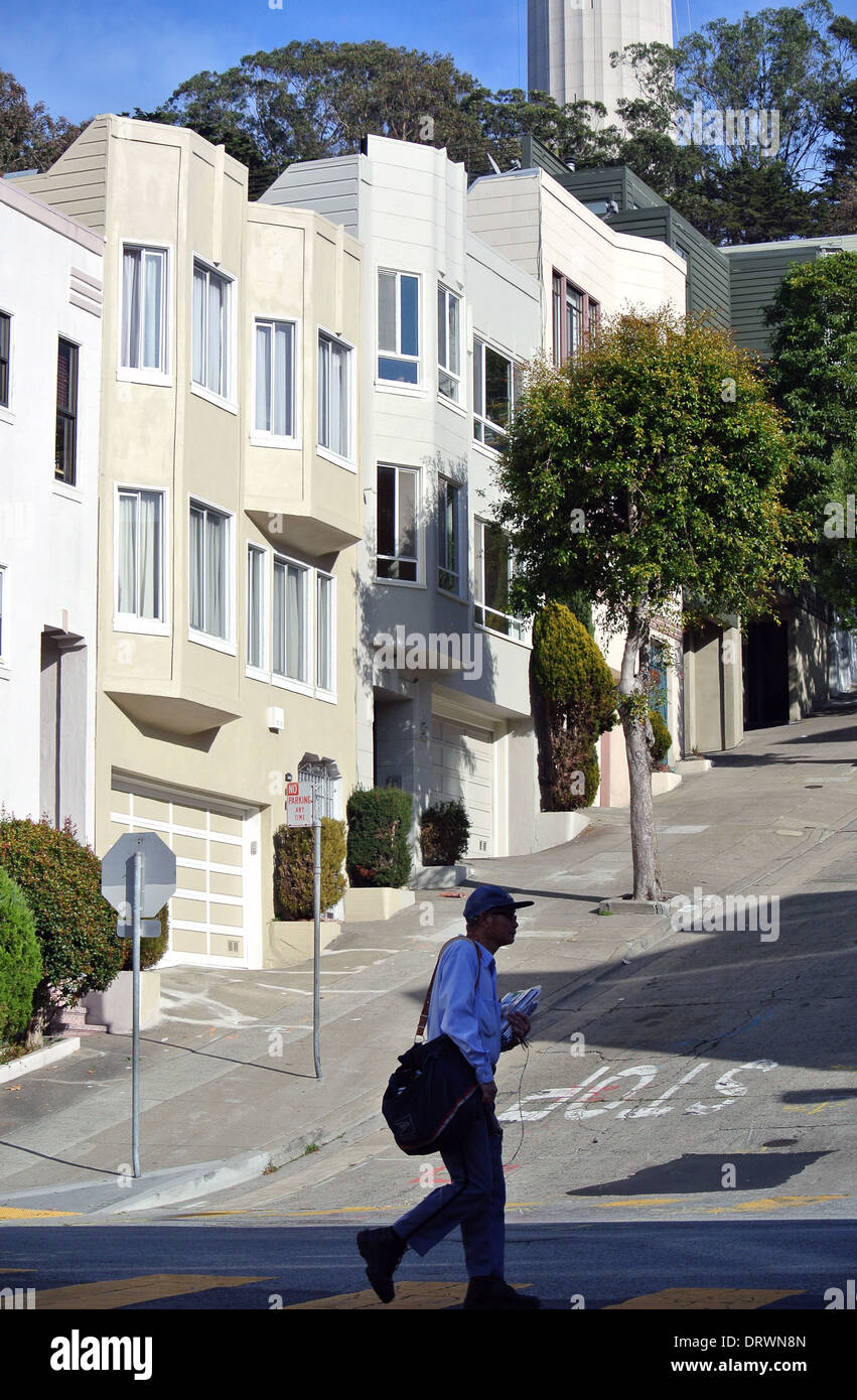 Postman livrer du courrier sur pente raide à San Francisco Banque D'Images