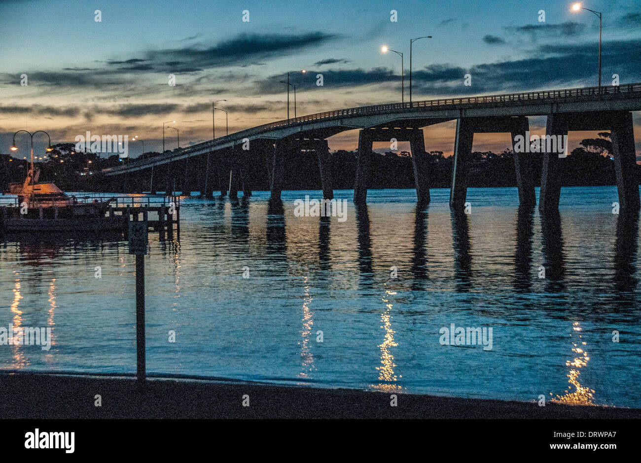 San Remo bridge sur l'île Phillip et se terminant à la Cowes jetty, un span connexion entre l'île de Phillip Island et le continent Banque D'Images