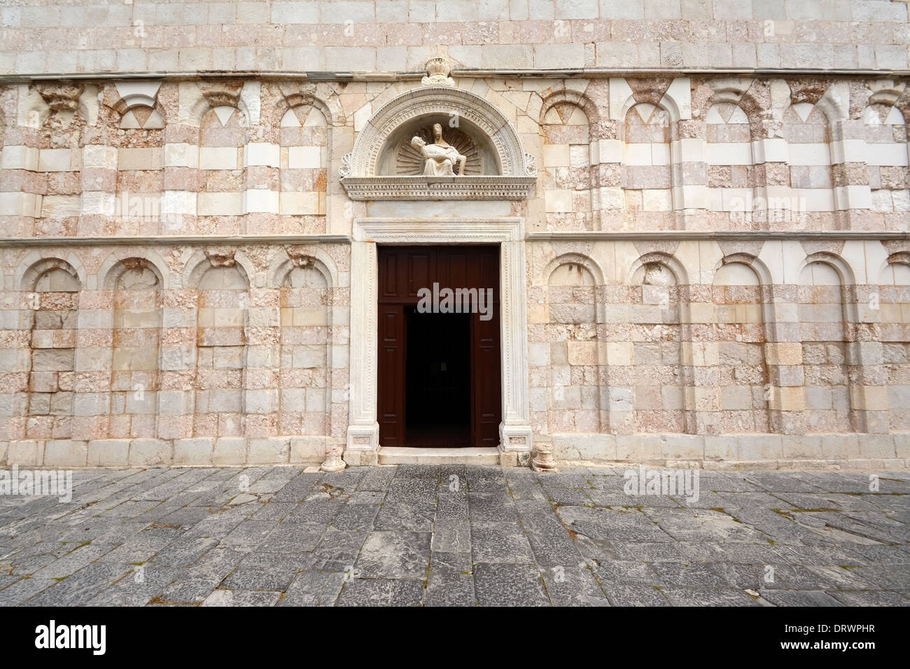 Entrée de la cathédrale de la Vierge Marie, l'île de Rab, Croatie Banque D'Images