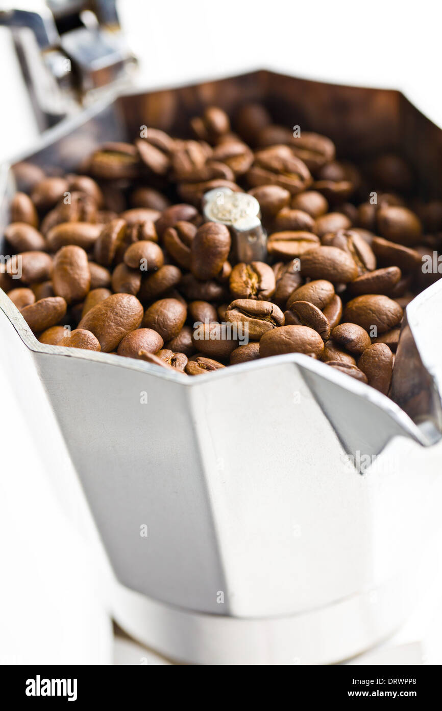 Libre de grains de café dans la cafetière Banque D'Images