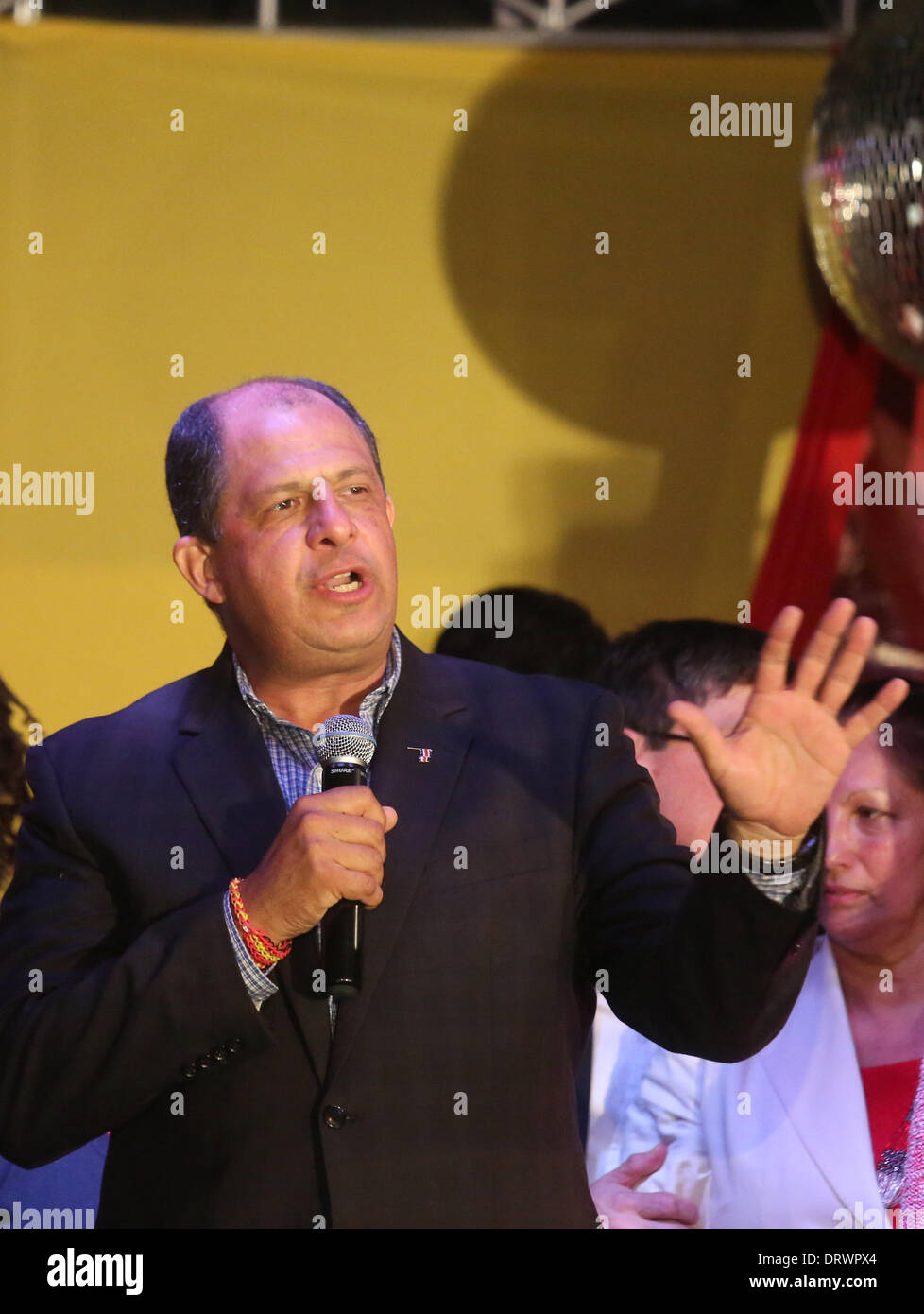 San Jose, Costa Rica. 2e Mar, 2014. Le candidat de l'opposition du Parti Action Citoyenne (PAC), Luis Guillermo Solis, salue des partisans à siège du parti, à San José, capitale du Costa Rica, le 2 février 2014. Aucun des 13 candidats dans la course à la présidence du Costa Rica a réussi à obtenir le nombre de voix nécessaire pour une victoire, laissant les deux principaux acteurs face à un run-off dans quelques semaines, l'autorité électorale a déclaré la fin de dimanche. Credit : Kent Gilbert/Xinhua/Alamy Live News Banque D'Images