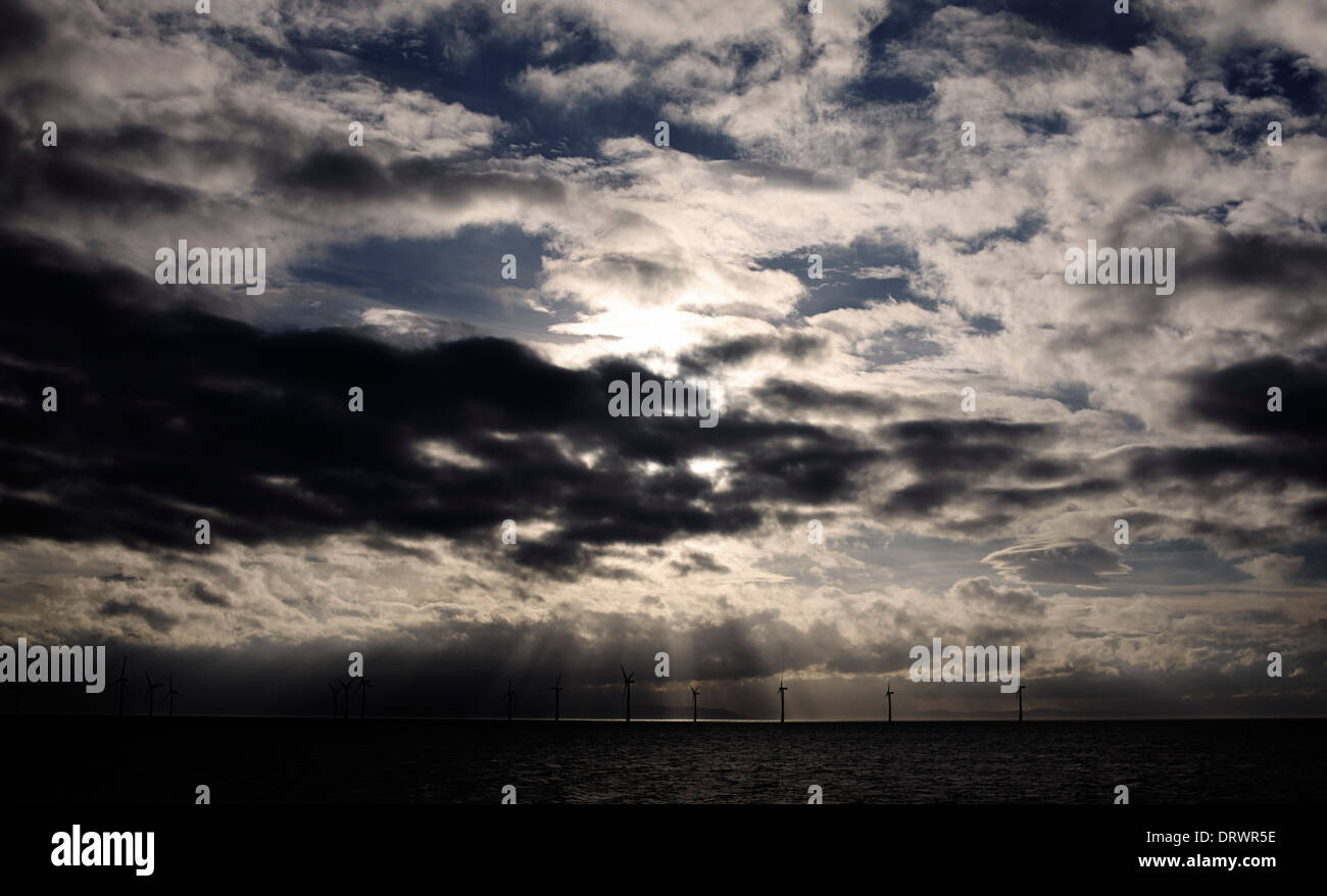 Éoliennes en mer d'Irlande avec des nuages sombres Banque D'Images