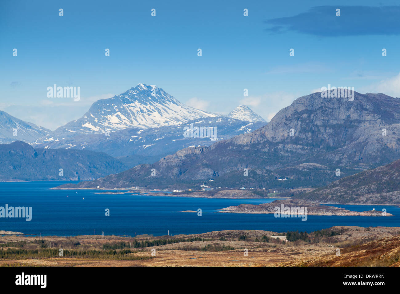 Paysage de montagne norvégiennes côtières avec de l'eau de mer en fjord Banque D'Images