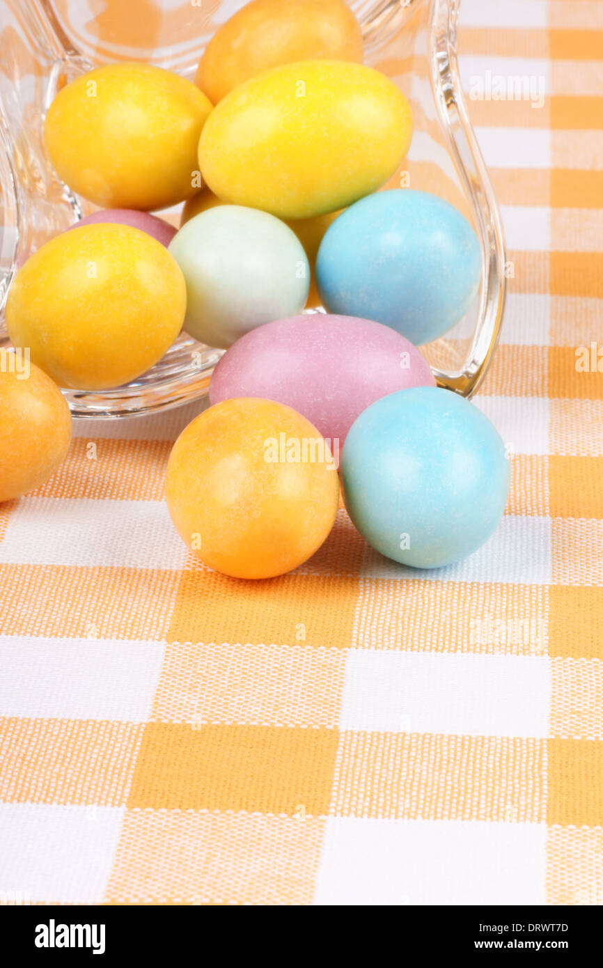 Close-up de certains disques durs de Pâques au chocolat enrobés de sucre oeufs dans un bol en verre Banque D'Images