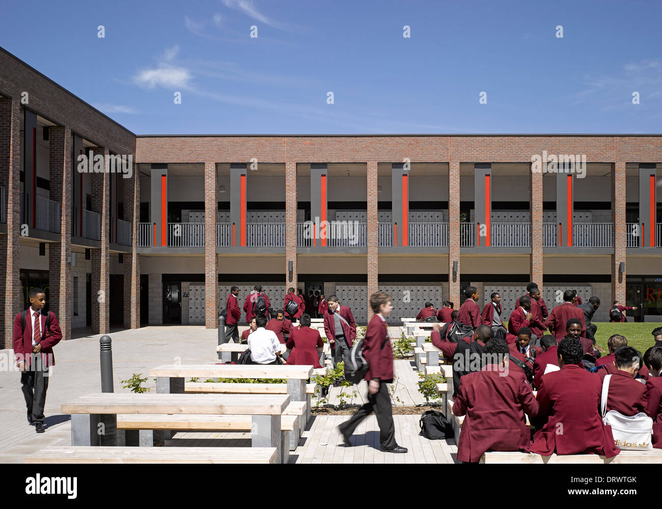 L'Apôtre saint Thomas College, Londres, Royaume-Uni. Architecte : Alliés et Morrison, 2013. Vue extérieure montrant nouveau bloc. Banque D'Images
