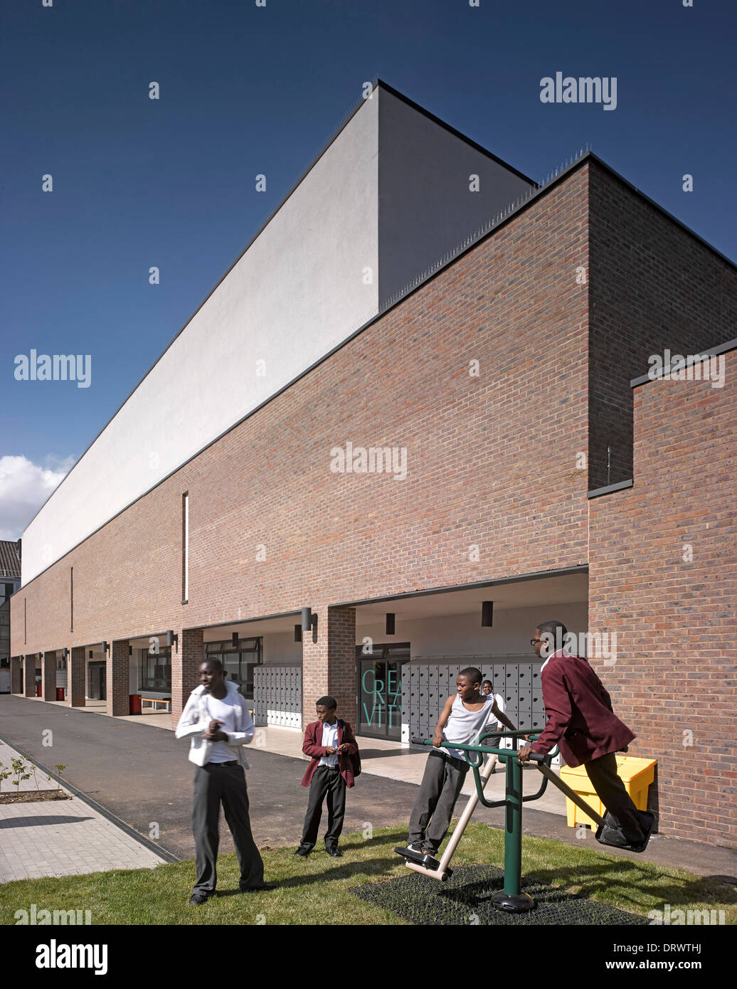L'Apôtre saint Thomas College, Londres, Royaume-Uni. Architecte : Alliés et Morrison, 2013. Vue extérieure autour de terrain de sport. Banque D'Images