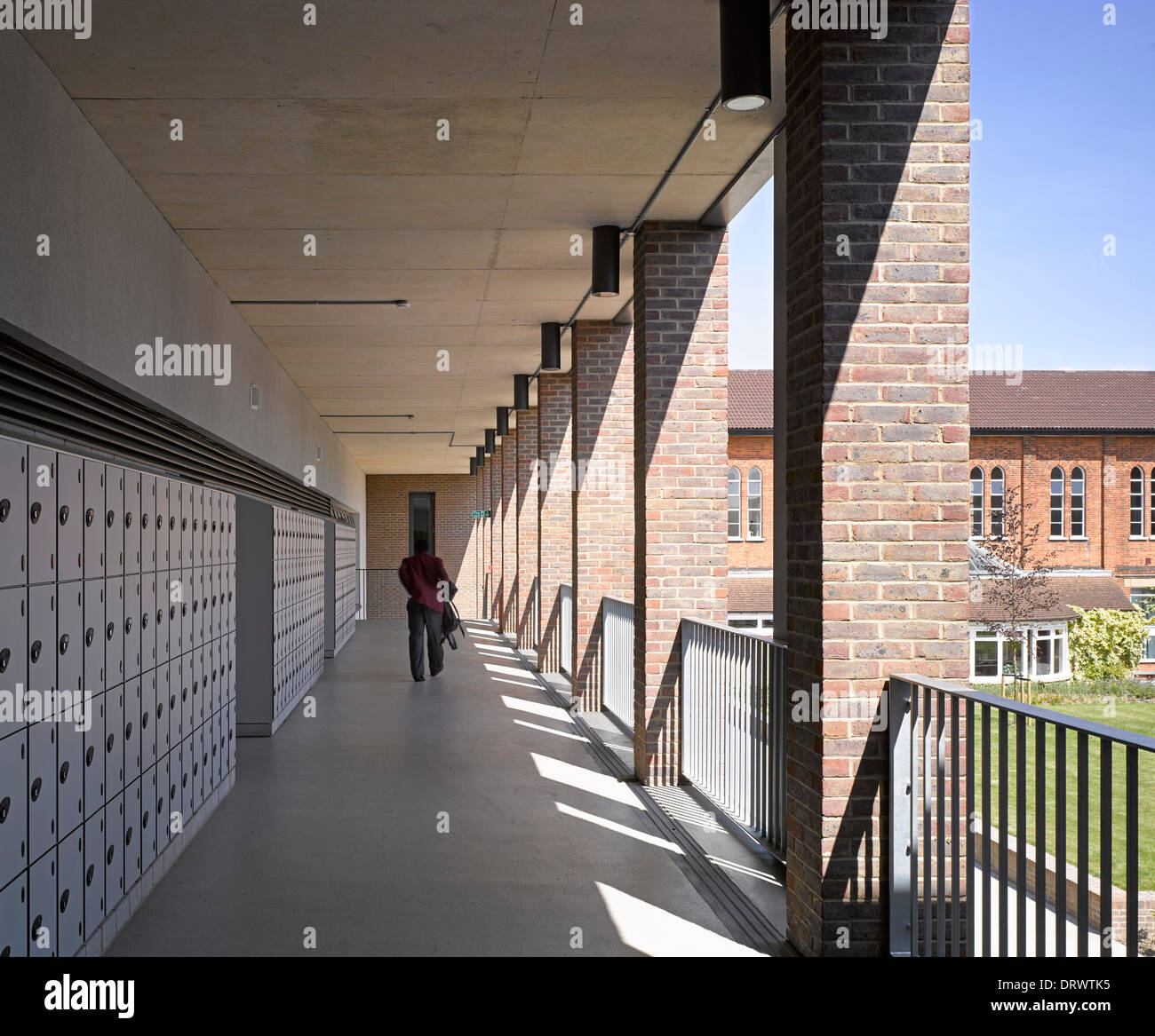 L'Apôtre saint Thomas College, Londres, Royaume-Uni. Architecte : Alliés et Morrison, 2013. Corridor sur niveau supérieur. Banque D'Images