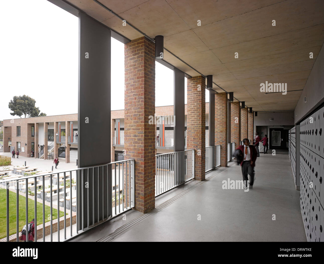 L'Apôtre saint Thomas College, Londres, Royaume-Uni. Architecte : Alliés et Morrison, 2013. Corridor sur niveau supérieur. Banque D'Images