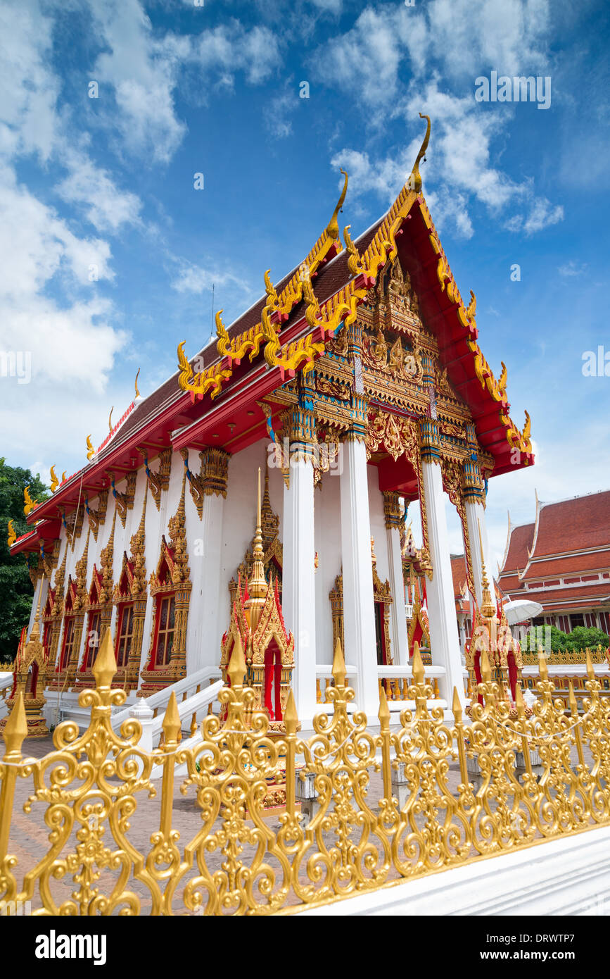 Un beau bâtiment temple thaïlandais avec de l'or pour clôture, prises contre ciel bleu clair à Minburi, Bangkok, Thaïlande Banque D'Images