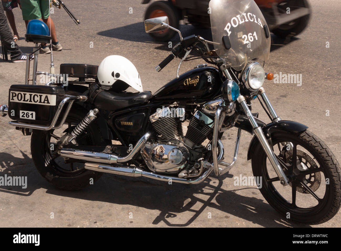 La police cubaine cycle moteur à La Havane avec un casque en selle Banque D'Images