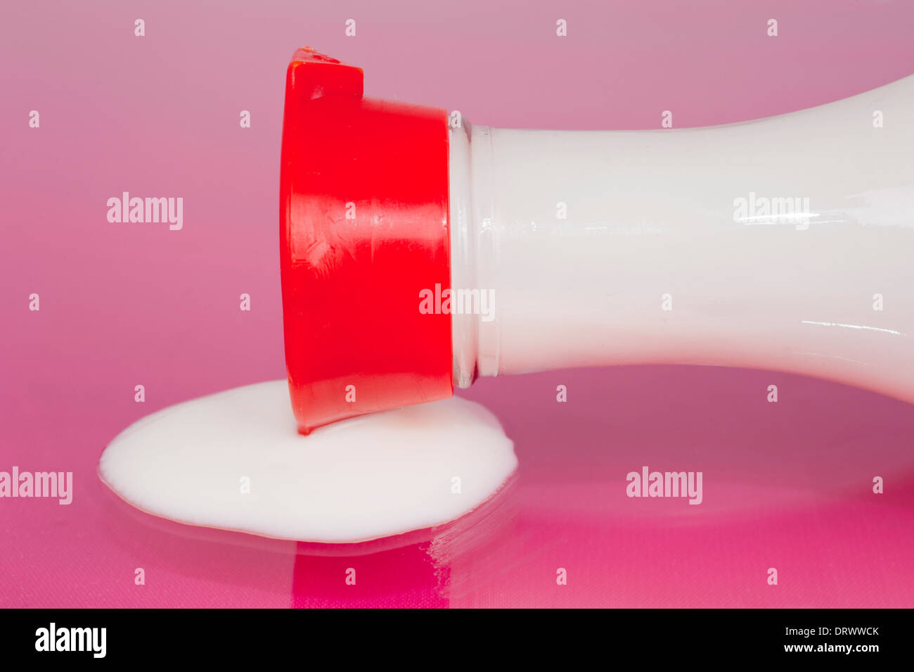 Yaourts à court de bouteille sur marbre rose Banque D'Images